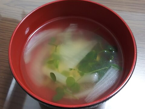 豆苗と玉ねぎと大豆のコンソメスープ